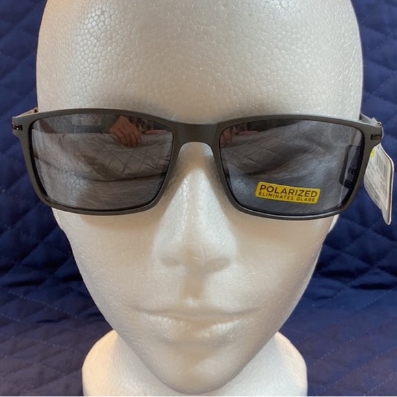 Foster Grant Max Block 100% UVA-UVB Polarized - Picture 4 of 15